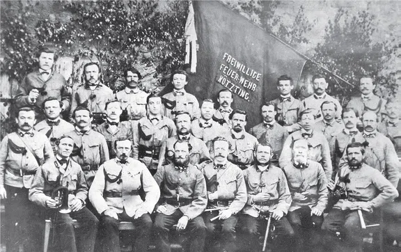 1864-Gründungsmitglieder mit Fahne.jpg