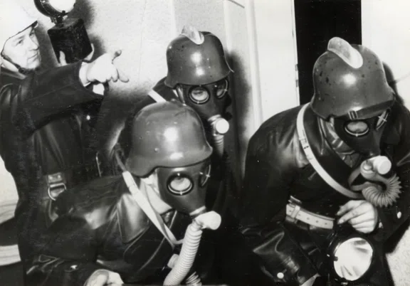 1957-Erste Atemschutzgeräte.jpg